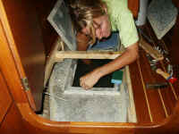 Chantal maakt de watertanks schoon