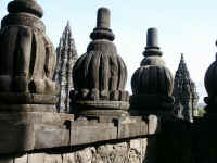 Boeddhistische elementen (stupa) in de Hindoestaanse Prambanan tempel