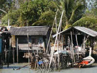 Longtailboats en vissershuisjes in Phuket Boat Lagoon