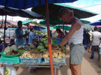 Chantal zoekt groente uit op de markt