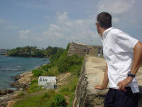 JG bij de oude stadsmuur van Galle. Verderop zie je een van de vele bastions.