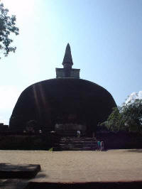 Een van de vele stupa's in Polonnaruwa. In elke stupa is een boeddhabeeld, maar dat kun je niet controleren want alle stupa's zijn dicht.....