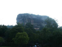 De rots van Sigiriya in de verte