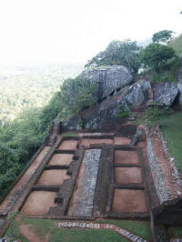 De uitkijkpost van de guards van de koning, met op de achtergrond een rotsblok op palen, dat naar beneden kan worden gestort bij een aanval.