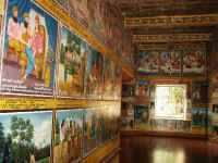 De Lonely Planet noemt deze 200 jaar oude tempel (een heel gangenstelsel dat uit een rots is gehakt) Neo-boeddhistische kitsch, met cartoonachtige schilderingen die het leven van Boeddha verhalen