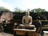 ..... met een van de vele boeddha beelden