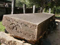 The stone book. Ergens in een voetnoot staat vermeld dat deze steen van een plek komt die 100 km verwijderd is van Polonnaruwa. Gedragen door mannen.