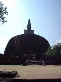 Een van de enorme stupa's in Polonnaruwa. In elke stupa zit een boeddhabeeld, maar de stupa zelf is dicht.