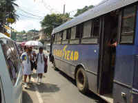 Schoolmeisjes in een wit uniform. 