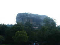 Sigiriya is een andere ancient city uit de koningen-tijd. Heeeeeeel indrukwekkend. Gebouwd op en om een 200 meter hoge rots