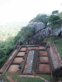De uitkijkpost van de guards van de koning, met op de achtergrond een rotsblok op palen, dat naar beneden kan worden gestort bij een aanval.