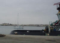 Pinical in de haven van Massawa, met op de voorgrond een hagelnieuwe sleepboot van Damen Shipyards