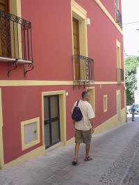 Ragazzo in een straat in Cagliari