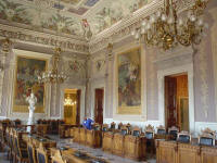 Hier, in een zaal van het voormaligepaleis van de koningen van het huis Savoy, komt het 'parlement' van Sardinie bijeen.